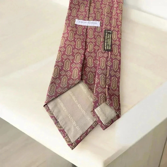 Giorgio Armani Made in Italy 100% Silk Geometric Unisex Neck Tie (4" W X 55"L) - Picture 4 of 4